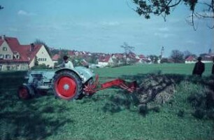 Traktor vor dem Hintergrund der Stadt Freising mit Domberg