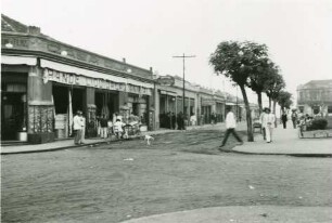 Belebte Straße mit Geschäften am "Praça do Matriz" in Mirassol