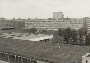 Dresden-Altstadt, Lingnerplatz 1. Deutsches Hygiene-Museum (1928-1930, W. Kreis), Nordflügel. Blick aus einem Arbeitszimmer im Ostflügel gegen die Gebäude des ehemaligen Robotron-Betriebes