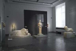 Blick in Raum 3 der Dauerausstellung der Antikensammlung im Alten Museum (Hauptgeschoss): Erinnerungen und Repräsentation - Grabmäler im archaischen Griechenland