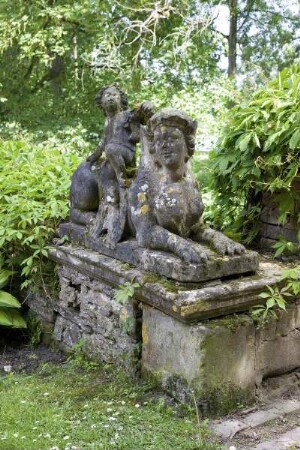 Ein Putto reitet auf einer Sphinx
