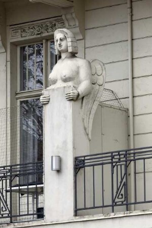 Engelsfigur als Balkonteiler