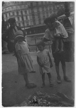Kinder in den Straßen von Paris