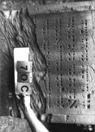 Grabstein 70 (Index: 100110822) Material: Sandstein Zustand: oberhalb Sockels Abschieferungen mit großem Textverlust, Giebel beschädigt, ehemals blau ausgemalte Schrift Maße HxBxT: 202x100x26 cm Beschreibung: Stele, Sockel profiliert, Rundbogenabschluß mit Rundbogenfries und Verdachung, Schriftfelder eingetieft Besonderheit: kulturhistorisch wertvoll / künstl.-formale und hist.-wiss. Gründe (Inschrift, Gemeindestellung): Grabstein 70C