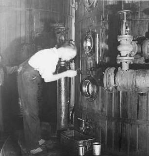 Vakuumstation: Prüfung des Saftes auf Kornbildung : Technikgeschichte | Technik und Wirtschaft | Zucker, seine Gewinnung und Verarbeitung