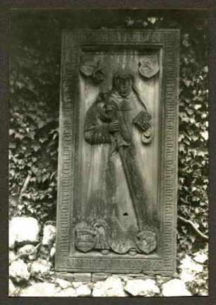bei Göllheim, Klosterruine. Grabstein der Äbtissin Barbara Gölerin von Ravensburg, +1535. 12. Äbtissin
