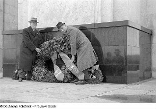 Aufnahmen einer Kranzniederlegung am sowjetischen Ehrendenkmal in Berlin-Tiergarten