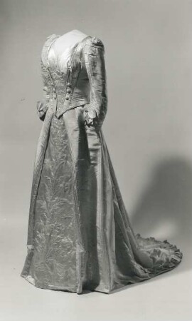 Hofballkleid : Hofballkleid, Atlasseide, Perlstickerei ; 144 x 53 cm, Dresden, um 1900