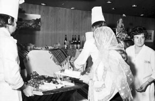 Freiburg: Kaufhof; rumänische Woche; Köche bauen Buffet auf