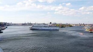 Stockholm: Stadtansicht mit Kreuzfahrtschiff