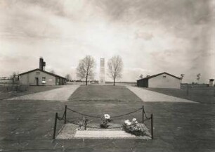 Sachsenhausen (Oranienburg-Sachsenhausen). Gedenkstätte und Museum Sachsenhausen. Blick vom ehem. Appellplatz zur Gedenkstätte