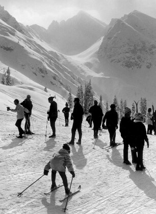 Österreich. Wunderbares Bergpanorama bei Seefeld/Tirol im Winter. Skifahrer am Hang