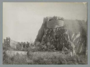 Vor der Ruine Hohentwiel bei Singen