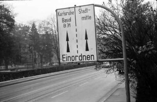 Freiburg: Einordnen [Richtung Karlsruhe, Basel, B 31 und Stadtmitte] in der Schwarzwaldstraße