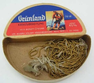 Goldfarbene Metallperlchen zur Fertigung von Devotionalien