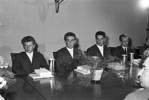 Freiburg: Regierungspräsidium; am Tisch mit Silberpokalen, vier Teilnehmer
