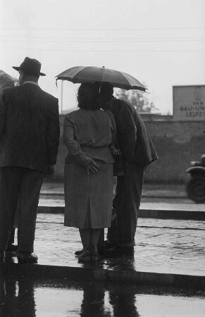 Im Regen wartende Personen
