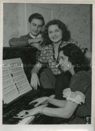 Carmen Lahrmann, die Doppelgängerin und deutsche Stimme von Shirley Temple, mit Familie am Klavier