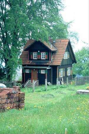 kleines Haus mit Holzverkleidung