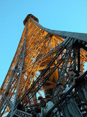 Eiffelturm, erste Aussichtsplattform, abendliche Beleuchtung