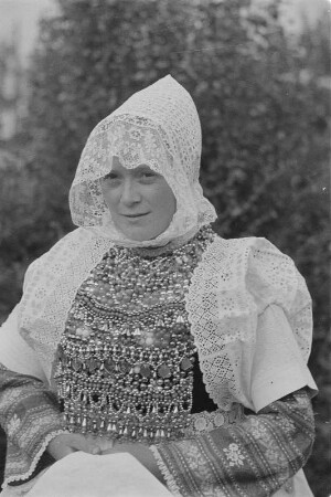 Brautführerin ,, Zamama'' in Hoyerswerdaer Tracht. : Zamama we Wojerowskej drasće.