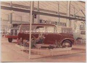 Werbefoto für den Kleintransporter Barkas V 901/2 Kombi in einem Messepavillon