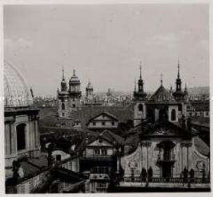 Das hundertürmige Prag, Blick vom Altstädter Brückenturm auf Dächer und Türme