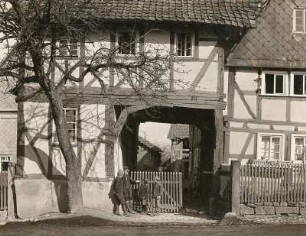 Berkatal-Hitzerode (Werra-Meißner-Kreis). Gehöft (alter Fachwerkbau). Einfahrt