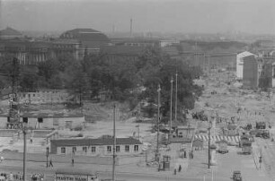Baustelle des Leipziger Opernhauses, dahinter der Hauptbahnhof