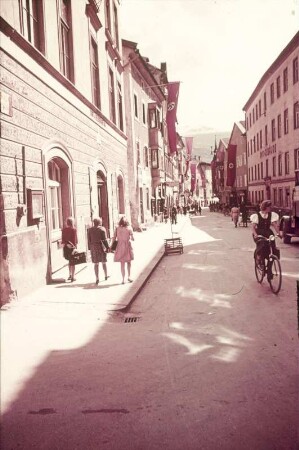 Deutschland. Straßenbild mit Amts-Gebäude und Hakenkreuzfahnen