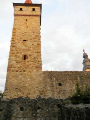Achtlöchriger Turm von Westen (eckständiger Wehrturm) mit Bossierung und Schießscharten (Schlitz- und liegende Büchsenscharten) über Zwingermauer (erhaltene Büchsenscharten)