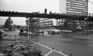 Bau einer Fußgängerbrücke über der Kriegsstraße in Höhe der Lammstraße.