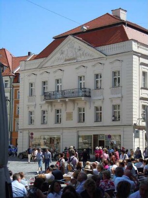 Regensburg - Menschen am Domplatz : Straßencafè am Domplatz. Aufgenommen am 16. Juli 2011 in Regensburg