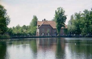 Kulturzentrum Wassermühle, davor Mühlenteich