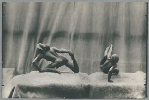 Kriechende, 1922, Bronze, rechts: Capriccio, 1921, Bronze