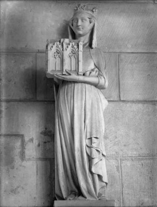 Statuette einer gekrönten Frau mit Kirchenmodell