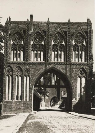 Neubrandenburg. Mecklenburg. Ansicht des im 14. Jh. in norddeutscher Backsteingotik errichteten Stargarder Tores. Hier die Feldseite des Vortores