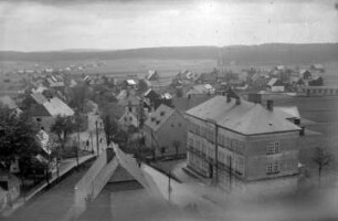 Blick vom Kirchturm mit Schule (re.) : Hintergrund Ulmbach (Böhm.)