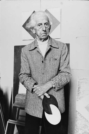 Der Maler Hermann Glöckner in seinem Atelier