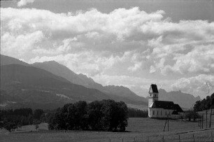 Frasdorf: St. Florian Kirche, Hintergrund Berge