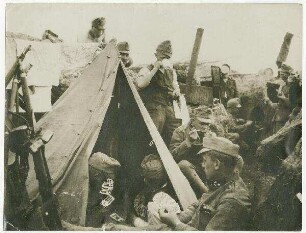 Österreich-ungarische Soldaten bei einer Erholungspause im Reserve-Schützengraben (bessarabische Front)