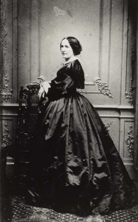 Porträt Maria Anna Löhn (1830-1902; Schauspielerin, Schriftstellerin). Albuminabzug auf Karton (Carte-de-visite mit Atelieraufdruck recto und verso)