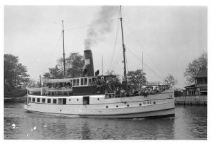 Rügen/ Deutschland: Rügendampfer Sassnitz-Binz. Passagiere an Deck des Ausflugsdampfers Sassnitz-Binz