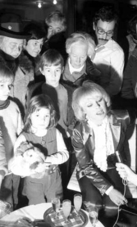 Freiburg: Kaufhaus Schneider, Filmschauspielerin und Malerin, Elke Sommer, bei Interviewstunde
