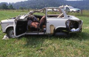 Totalschaden eines Trabant nach Unfall : Wenn ein Auto vom Typ Trabant in einen Unfall verwickelt wird, zersplittert die Duroplast-Karosserie. Aufgenommen ca. 1990 in der DDR