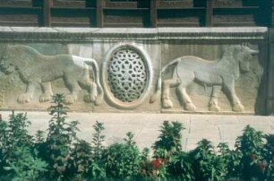 Schiraz. Narenjestan-Garten. Relief mit Tiersymbolen am Pavillon