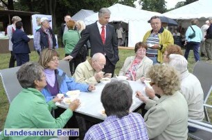 Der Regierende Bürgermeister von Berlin, Klaus Wowereit besucht den Bezirk Marzahn - Hellersdorf