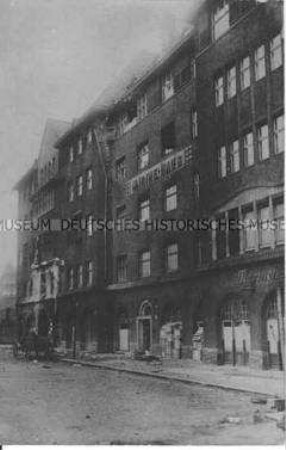Das beschädigte Marinehaus an der Jannowitzbrücke