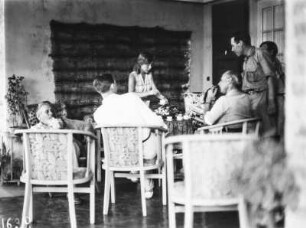 Kaffeetrinken : Personen beim Kaffeetrinken auf einer Terrasse