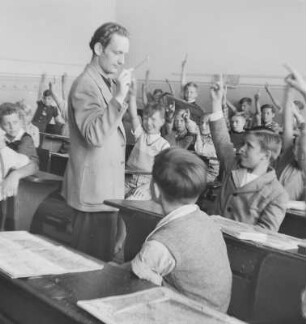 Berlin-Wilmersdorf. 3. Schule. Schulklasse beim Geografieunterricht